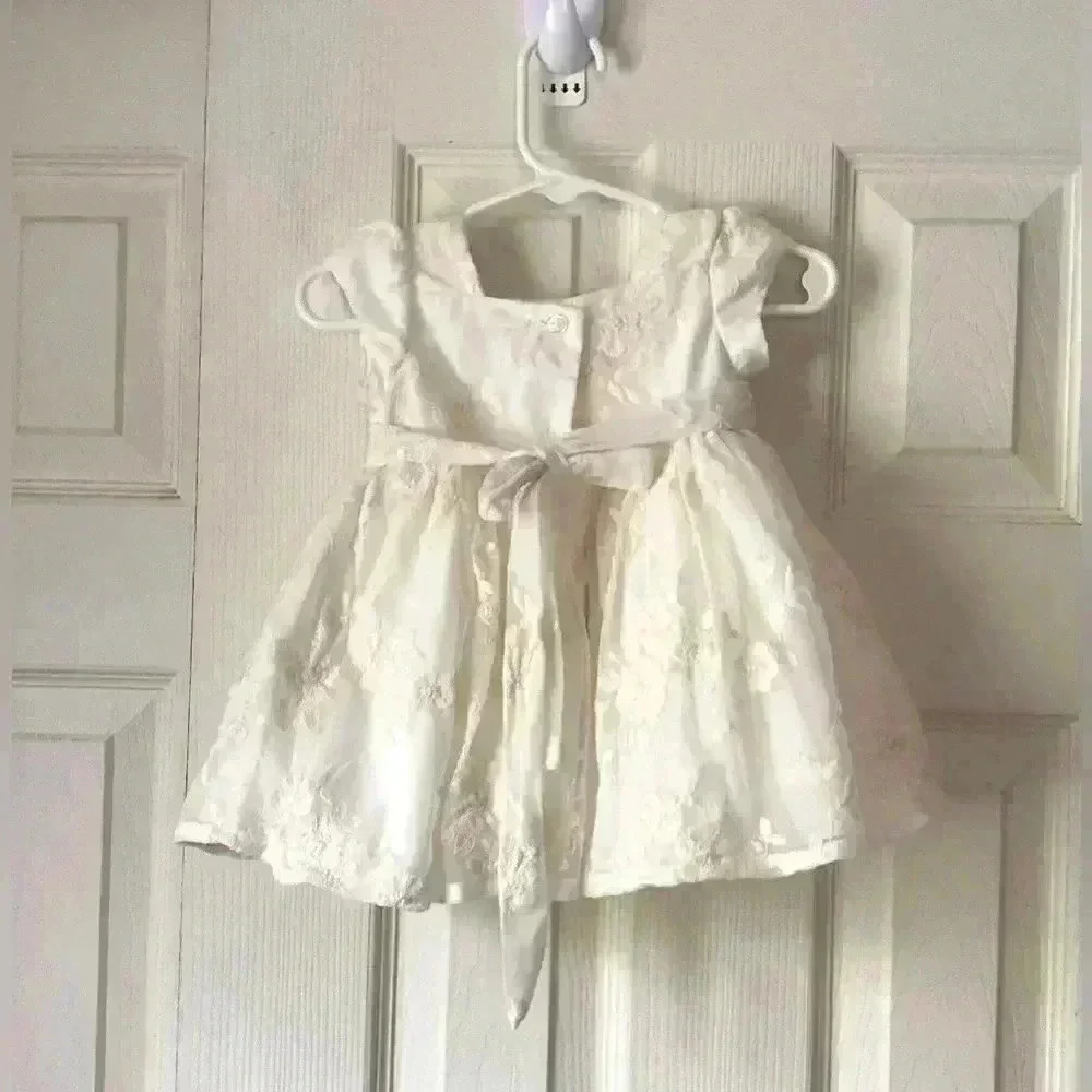 Laura Ashley London Ivory/white tulle dress w/embroidered flowers. Size 3/6M